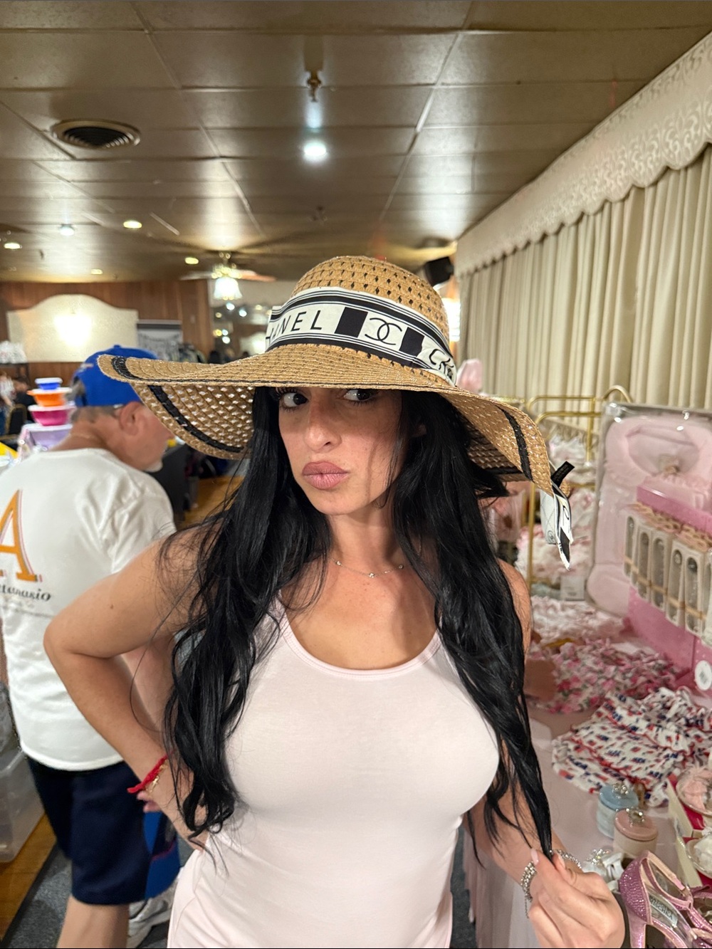 Wide-Brim hat in black or tan
